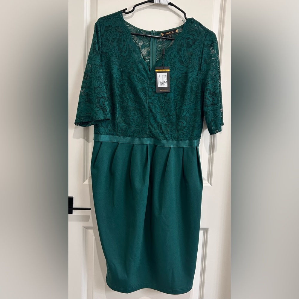 Elegant Emerald Green Lace Dress